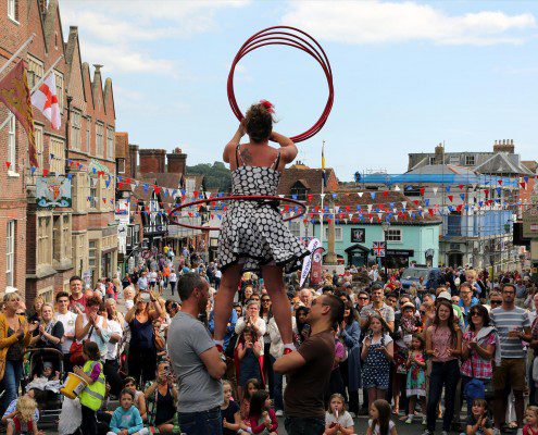 ArundelSaturday-037A6492-Circus-Acts-in-High-Street-2000-495x400